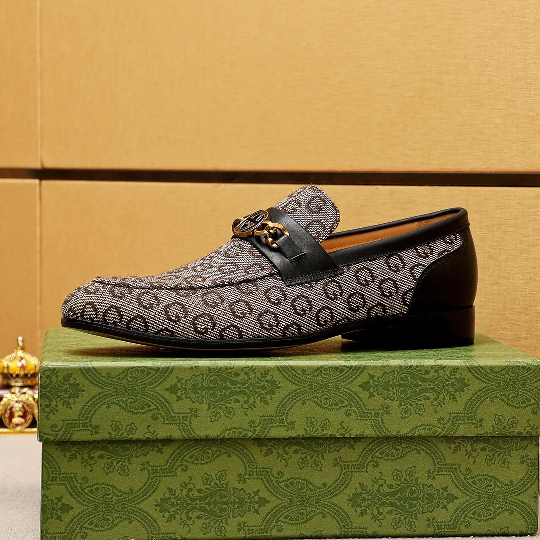Men's shoes 💰462 💐 Product trademark: GUCCI "Gucci" casual leather shoes Regular size: 38-44 (45.46.47🉑️Customized) Product materials: Selected imported first-layer fabric upper + luxury hardware buckle, imported cowhide leather lining. Strong three-dimensional visual effect, original outsole color: 1⃣️color optional